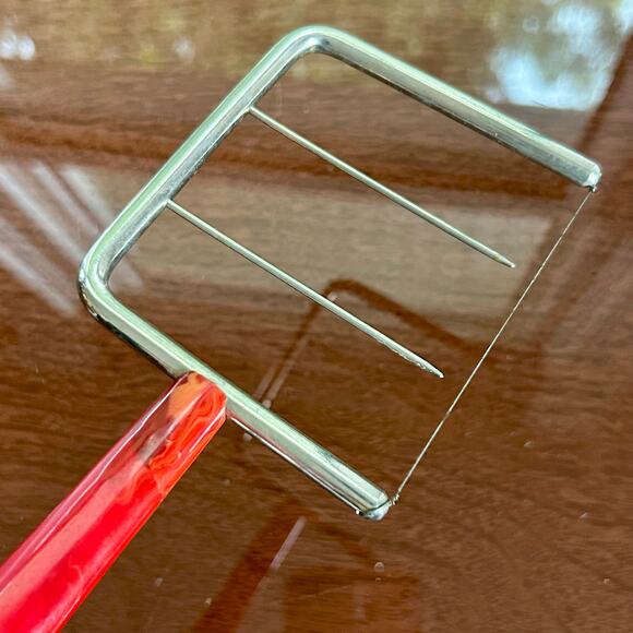 Vintage Red Swirled Bakelite Cheese Cutter, Cake Cutter Slicer Mid-Century - Picture 6 of 9